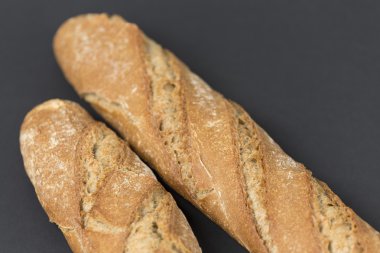 Tarafsız bir arka plan üzerinde tava