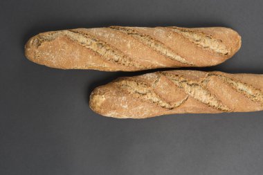 Tarafsız bir arka plan üzerinde tava