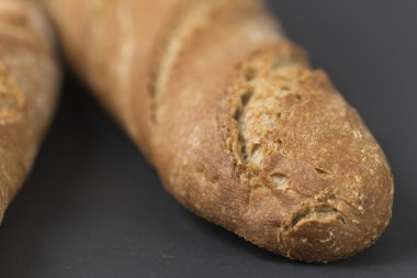 Tarafsız bir arka plan üzerinde tava