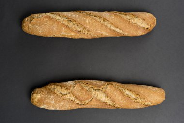 Tarafsız bir arka plan üzerinde tava