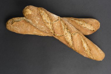 Tarafsız bir arka plan üzerinde tava