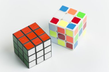 Beyaz bir arka plan üzerinde iki rubik küp