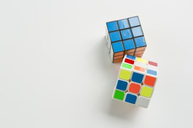 Beyaz bir arka plan üzerinde iki rubik küp