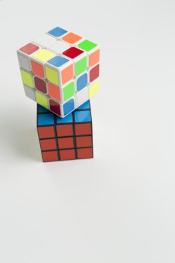 Beyaz bir arka plan üzerinde iki rubik küp
