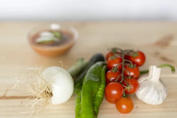 Gazpacho andaluz con sus ingredientes —  Fotos de Stock