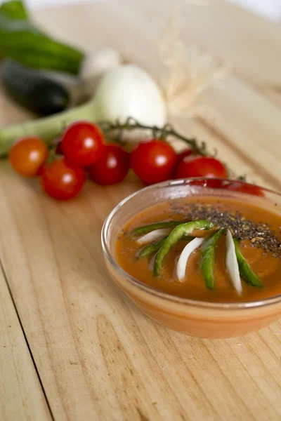 Gazpacho andaluz con sus ingredientes — Foto de Stock