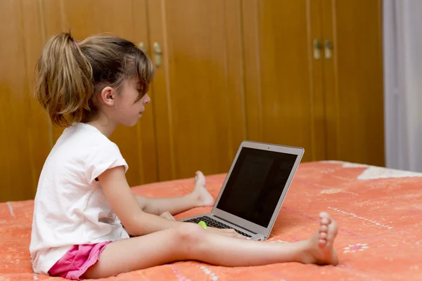 Dziewczyna siedzi z laptopem — Zdjęcie stockowe