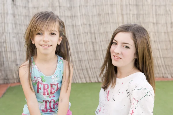 Retrato de dos hermanas — Foto de Stock