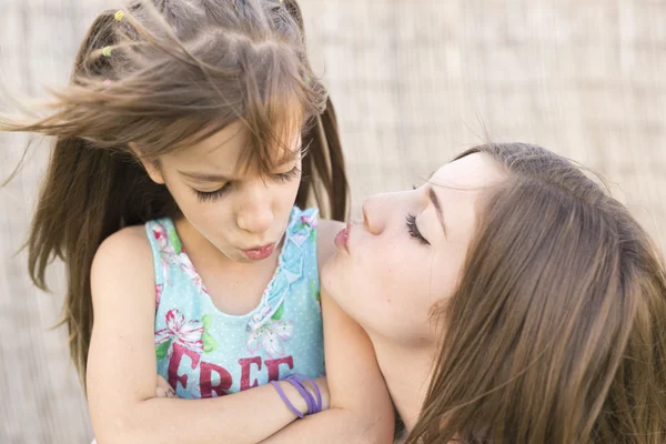 Retrato de dos hermanas —  Fotos de Stock