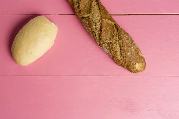 Brot auf rosa Hintergrund — Stockfoto