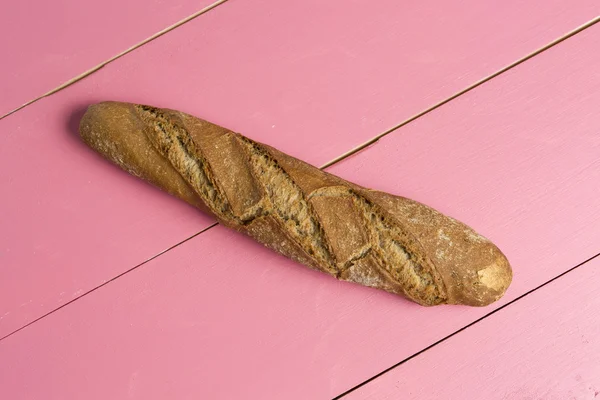 Chléb na růžovém pozadí — Stock fotografie