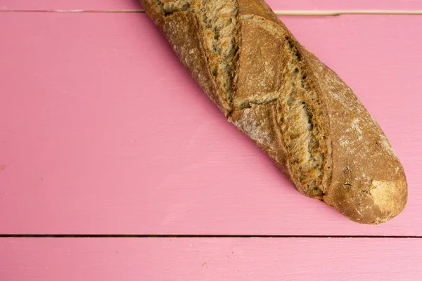 Pembe bir arka plan üzerinde ekmek
