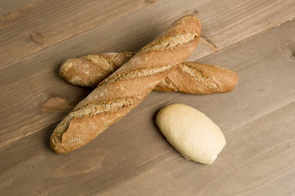 Brot auf Holzgrund — Stockfoto