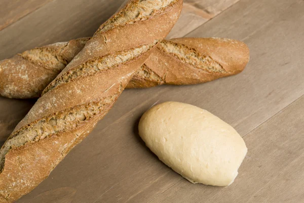 Tahta bir arka planda ekmek