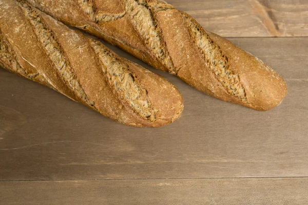 Brot auf Holzgrund — Stockfoto