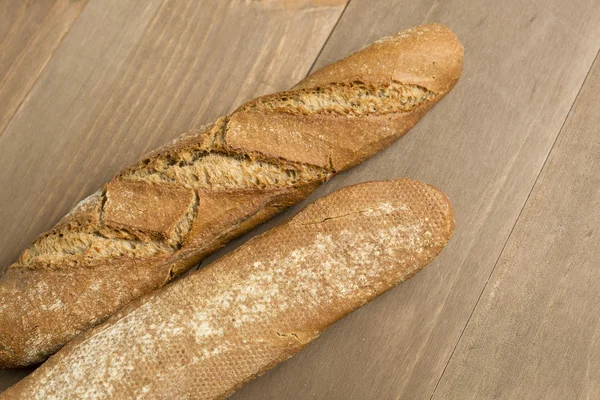 Brot auf Holzgrund — Stockfoto