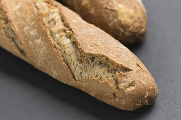 Tarafsız bir arka plan üzerinde tava