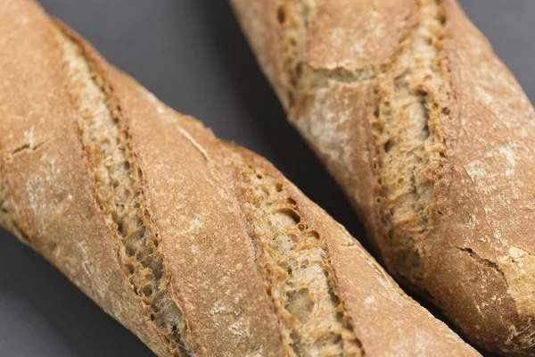 Tarafsız bir arka plan üzerinde tava