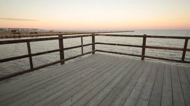 Sunset bulvarında bir ahşap iskele