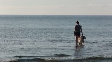 Santa Pola onun köpek ile su kız
