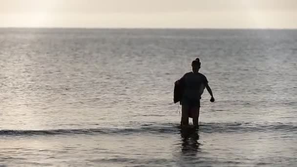 Flicka i vattnet på en strand i Santa Pola — Stockvideo