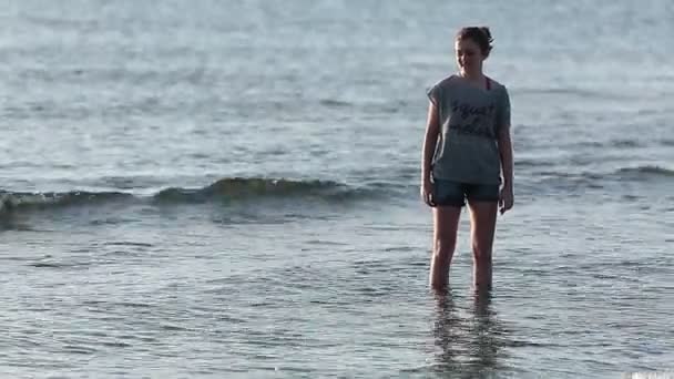 Chica en el agua de una playa en Santa Pola — Vídeo de stock