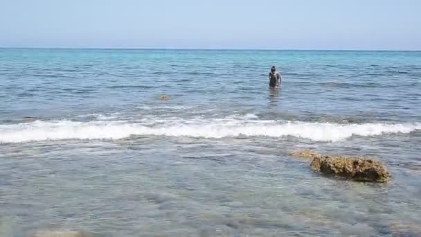 Fille se baigner dans Cala el Charco — Video