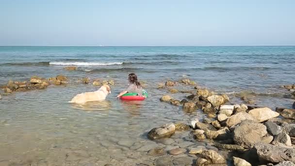 Девушка купается со своей собакой в Cala el Charco — стоковое видео