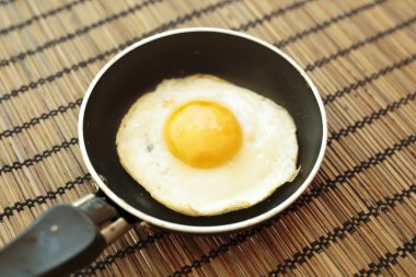 Küçük bir tavada kızarmış yumurta