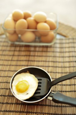 Küçük bir tavada kızarmış yumurta