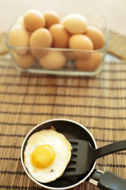 Küçük bir tavada kızarmış yumurta