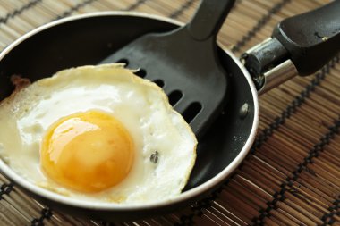 Küçük bir tavada kızarmış yumurta