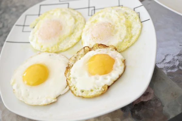 Empat telur goreng di piring — Stok Foto