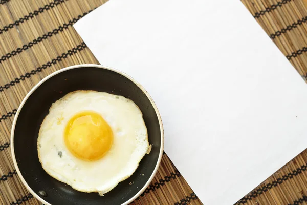 Жареное яйцо в маленькой кастрюле — стоковое фото