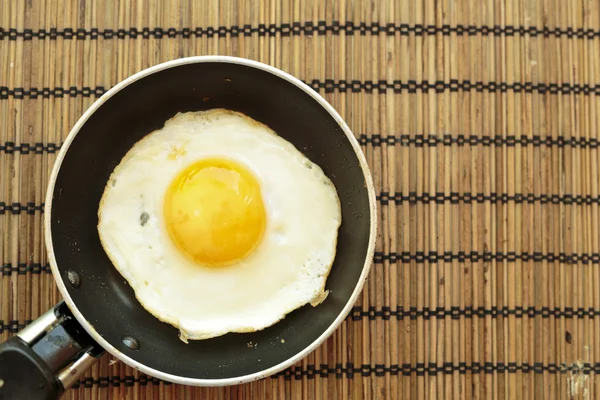 Küçük bir tavada kızarmış yumurta — Stok fotoğraf
