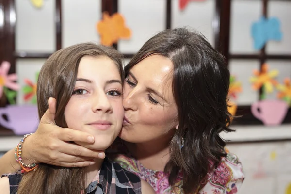 Pocałunek z matką do jej córka — Zdjęcie stockowe