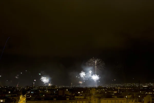 Nacht van Alborada vuurwerk voor een uur in de stad Elche. — Stockfoto