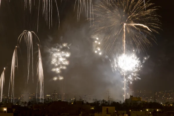 Notte dei fuochi d'artificio di Alborada per un'ora nella città di Elche . — Foto Stock