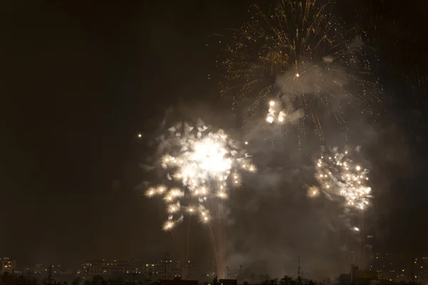 Nacht van Alborada vuurwerk voor een uur in de stad Elche. — Stockfoto