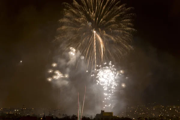 Noite de fogos de artifício de Alborada por uma hora na cidade de Elche . — Fotografia de Stock