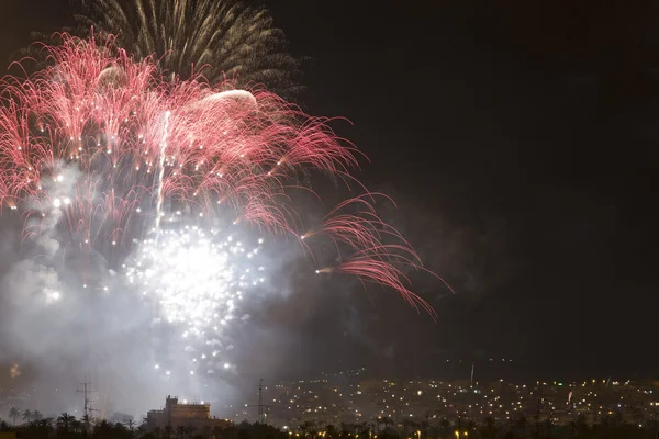 Noite de fogos de artifício de Alborada por uma hora na cidade de Elche . — Fotografia de Stock