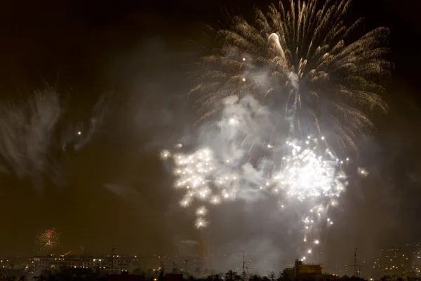 Notte dei fuochi d'artificio di Alborada per un'ora nella città di Elche . — Foto Stock