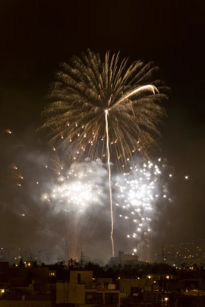 Nacht van Alborada vuurwerk voor een uur in de stad Elche. — Stockfoto