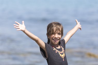 Kız kollarını kaldırdı 