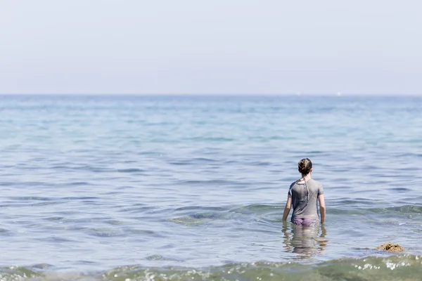Chica bañándose en el mar — Foto de Stock