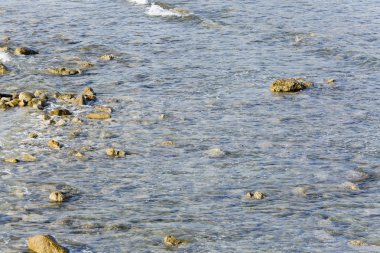 Bir İspanyol Akdeniz plajından sudaki kayalar