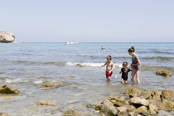 Kinderen in het water van de Middellandse Zee — Stockfoto