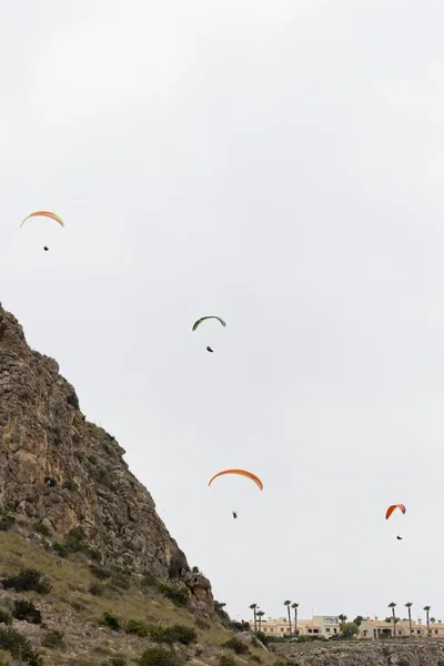 Mensen doen paragliding — Stockfoto