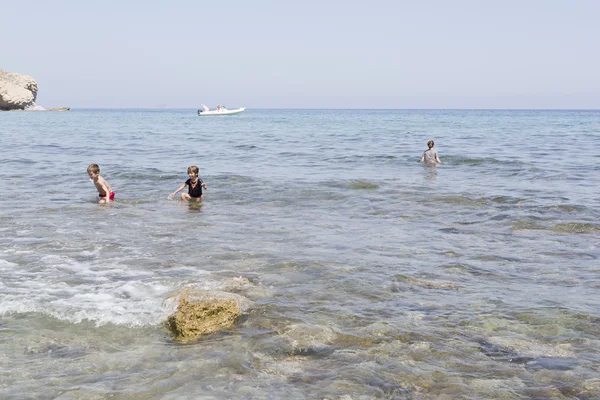 Kinderen in het water van de Middellandse Zee — Stockfoto