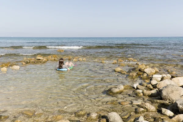 Tiener ontspannen op het water — Stockfoto
